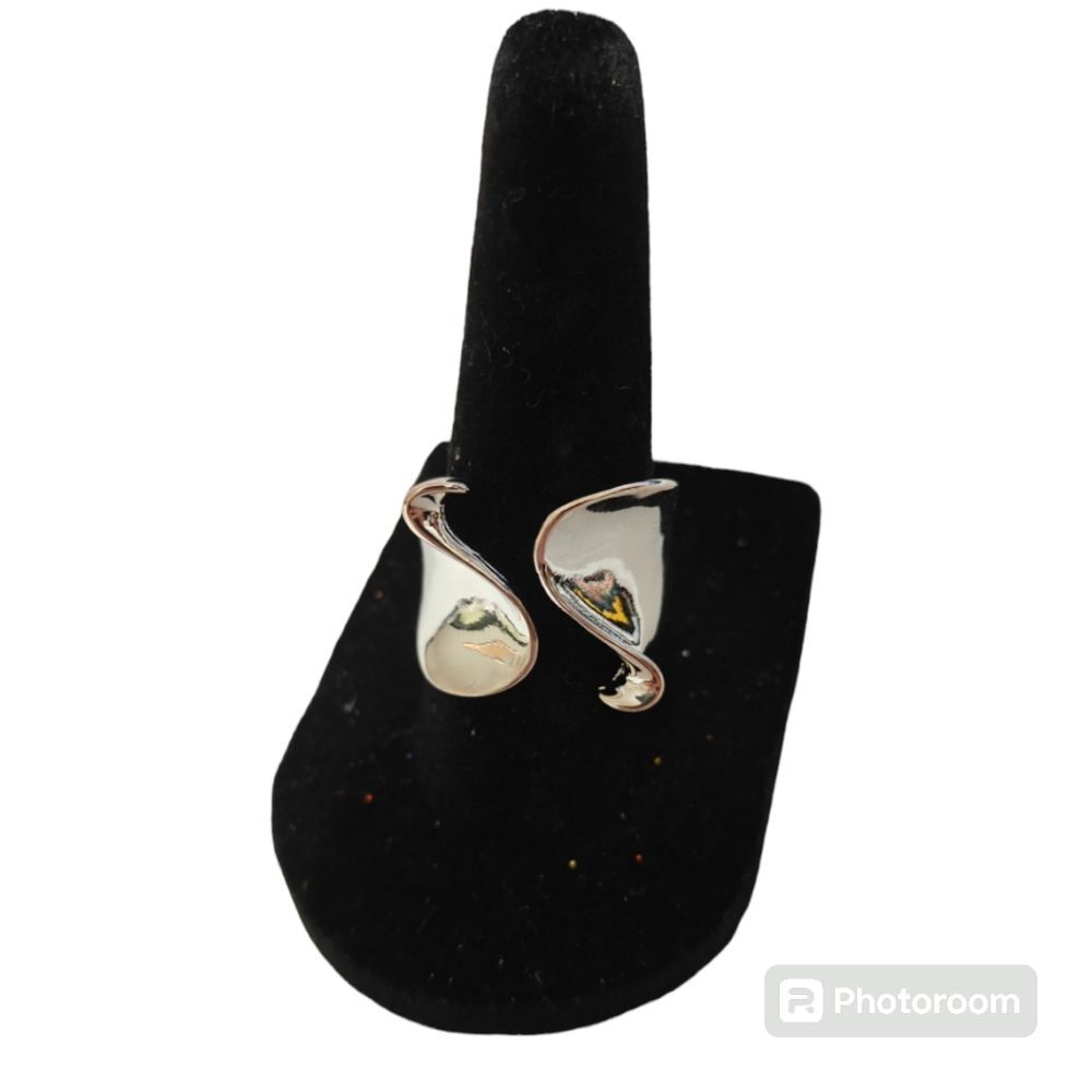 NWOT Zig zag Ring size 7 ( S925 marking inside)